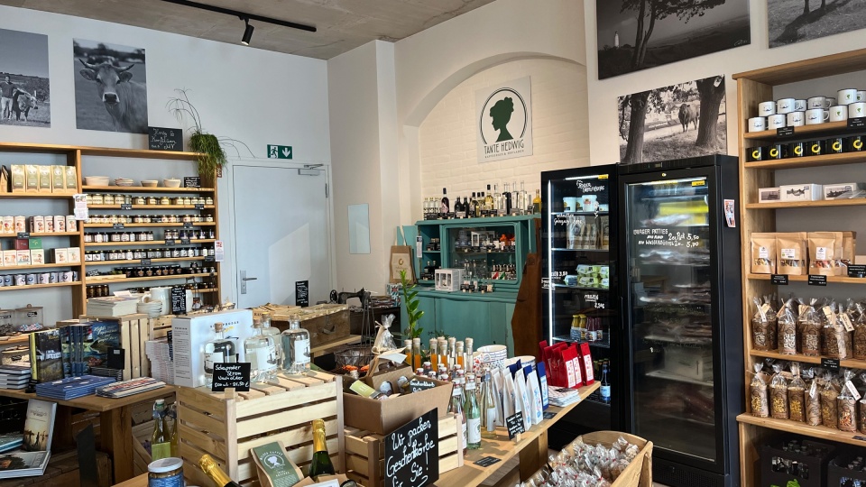 Das Ladenlokal des Hofladens Tante Hedwig aus Stralsund ist voll mit vielen regionalen Bio-Produkten aus eigener Herstellung und auf der gesamten Region. Hier gibt es Fleisch, Wurst, Getränke, Merchandise-Artikel und vieles mehr.